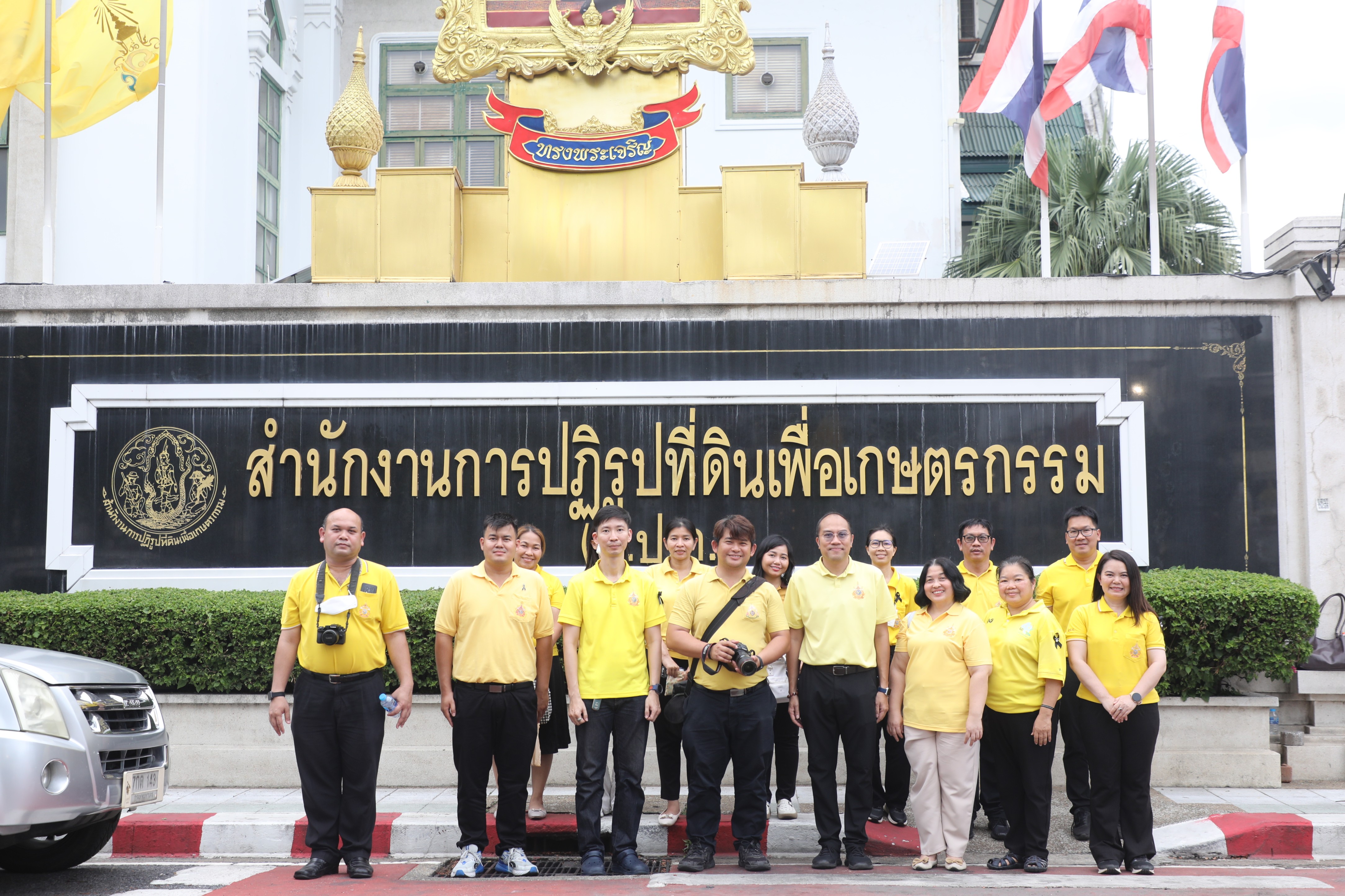 title - ส.ป.ก. ร่วมเฝ้ารับเสด็จฯ พระบาทสมเด็จพระเจ้าอยู่หัว และ สมเด็จพระนางเจ้า ฯ พระบรมราชินี เนื่องในโอกาสเสด็จพระราชดำเนินไปในการ พระราชพิธีเฉลิมพระชนมพรรษา 28 กรกฎาคม 2569